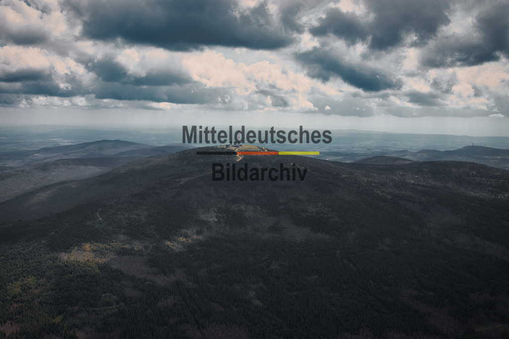 Brocken_dramatisch_Harz_grün_4591 | Diese Luftaufnahme entstand unter schwierigen Wetterbedingungen über dem Brocken. Tiefe Wolken, schlechte Sicht und schnell wechselndes Wetter machten den Flug mit dem Tragschrauber zu einer besonderen Herausforderung. Unter normalen Bedingungen mit Passagieren hätte mein erfahrener Pilot den Anflug abgebrochen – er wusste jedoch, dass ich die Aufnahme für einen Kunden benötigte. Wir warteten auf den richtigen Moment, und tatsächlich öffnete sich das Wetter kurzzeitig: Das benötigte Luftbild konnte entstehen. - Realisiert mit Pictrs.com