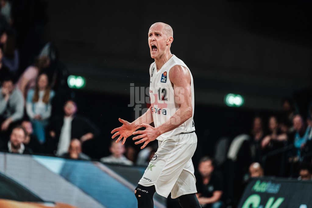 Basketball | Männer | Saison 2023/2024 | easyCredit Basketball Bundesliga | Veolia Towers Hamburg vs. Alba Berlin | 17.04.2024 | Seth Hinrichs (#12, Hamburg Towers) sichtlich sauer und frustriert