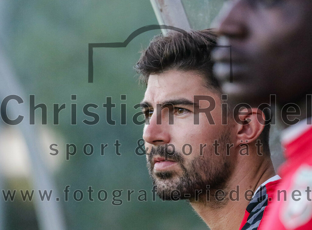 2023-08-18_035_FC_Schwaig_gegen_TSV_Kastl | Oberding, Deutschland, 18.08.2023:
Fußball, Landesliga Südost 2023 / 2024, 7. Spieltag, FC Schwaig gegen TSV Kastl, Endergebnis: 2:2

Johannes Empl (FC Schwaig, #14)

Foto: Christian Riedel / fotografie-riedel.net