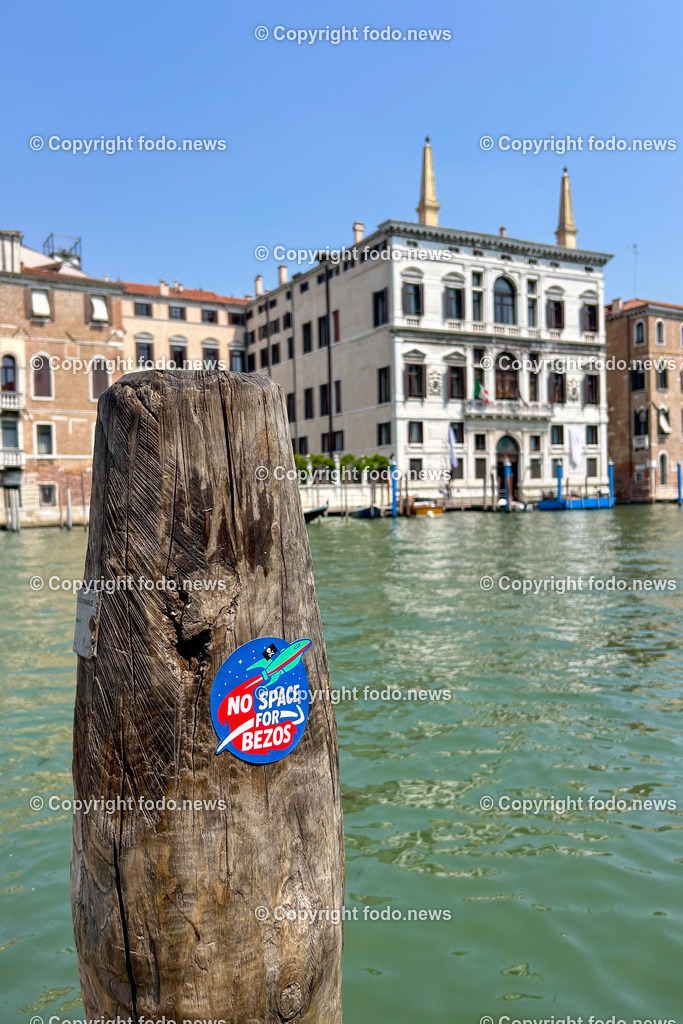 Italien_ Venedig_ Bezos_ 23.06.2025-1 | 23.06.2025, Italien, ITA, Venetien, Venedig, im Bild Venedig, Stadtansichten, Jeff Bezos, Hochzeit, Protest, Aufkleber, Amazon, No Space for Bezos, Italien, Canale Grand, Luxury Hotel, Italy, Aman Hotel, Venice, Feature, Symbolbild, Creativ, Kreativ