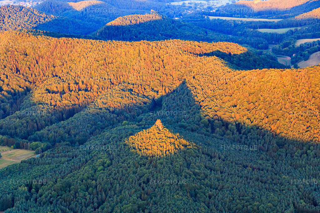 Luftbild: Bundsandsteinfels Rötzenfels im Ortsteil Gossersweiler in Gossersweiler-Stein im Bundesland Rheinland-Pfalz in Deutschland. Foto: IMG_109675.jpg vom 06.08.2018 durch Werner Riehm/FLY-FOTO.de