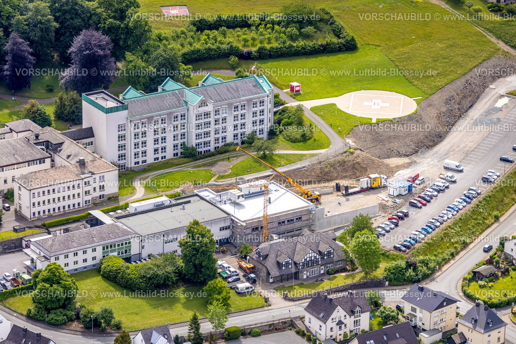 Meschede220600957 | Luftbild, St. Walburga-Krankenhaus Meschede und Baustelle mit Neubau, Meschede-Stadt, Meschede, Sauerland, Nordrhein-Westfalen, Deutschland