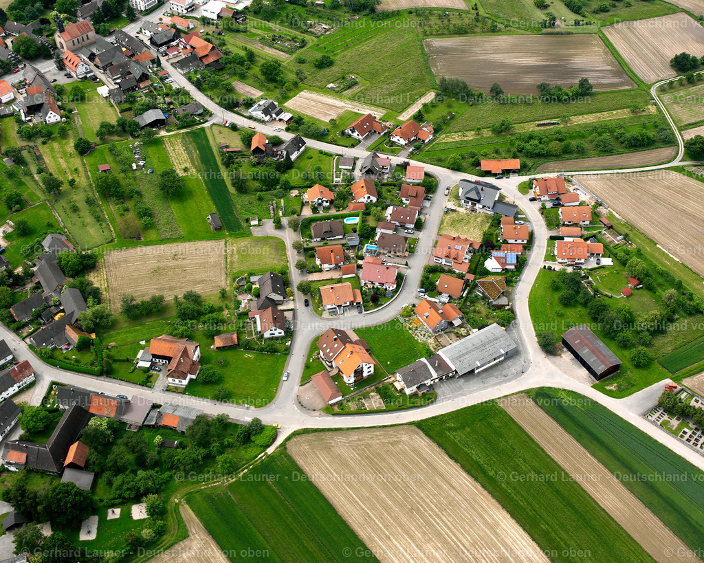 2627095 | Hesselhurst WILLSTäTT 09.06.2006 Landwirtschaftliche Nutzflächen und Feldgrenzen  umsäumen das Siedlungsgebiet des Dorfes in Willstätt im Bundesland Baden-Württemberg, Deutschland // Agricultural land and field boundaries surround the settlement area of the village  in Willstätt in the state Baden-Wuerttemberg, Germany Foto: Gerhard Launer