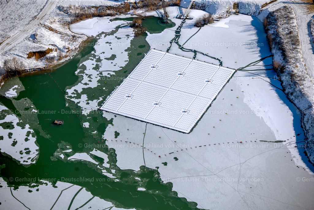 4043342 | schneebedecktes Solarkraftwerk auf dem Baggersee bei Dettelbach