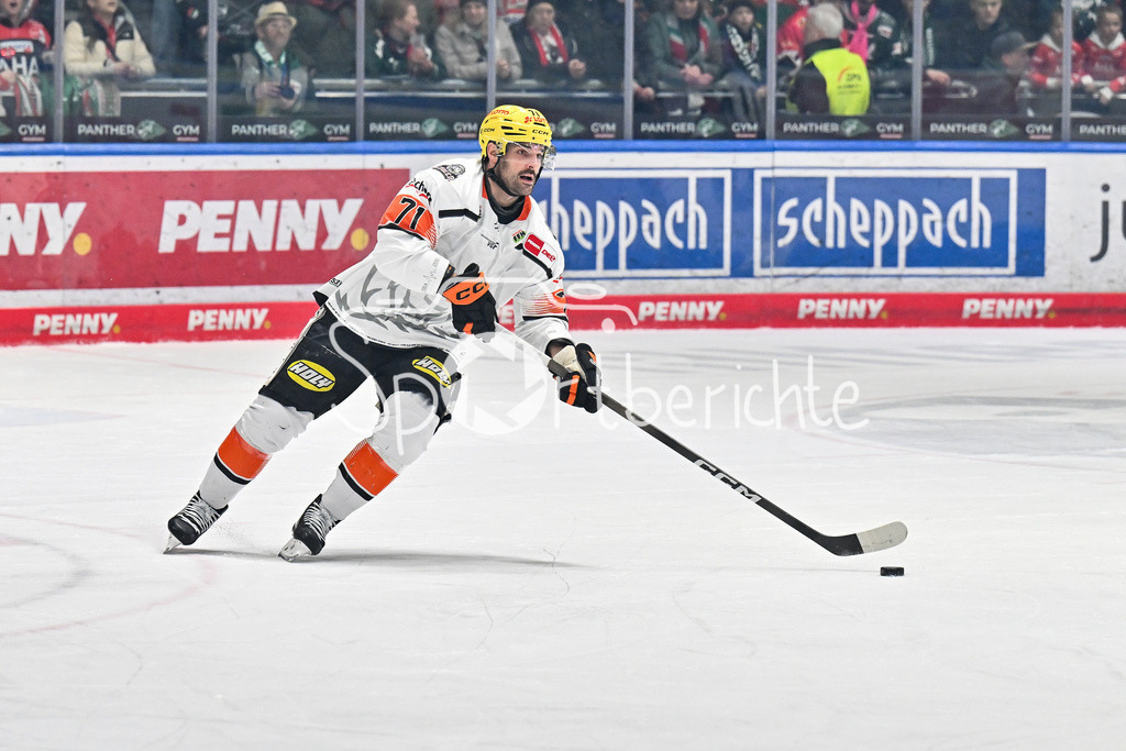 Augsburger Panther - Löwen Frankfurt | AUGSBURG, GERMANY - 16. JANUARY: am Puck Linus FRÖDBERG (Löwen Frankfurt 71) / Einzelfoto / Freisteller während dem Match zwischen den Augsburger Panthern und den Löwen Frankfurt am 40. Spieltag der penny DEL im Curt Frenzel Stadion