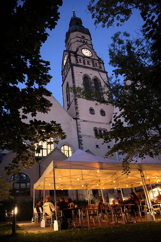 Philippuskirche - Biergarten | Entdecke über 20 Kategorien Leipzig-Motive: Foto-Downloads, hochwertige Poster, Leinwand- & Fine-Art-Prints. Jetzt Lieblingsfoto im Bildlexikon Leipzig Shop bestellen!