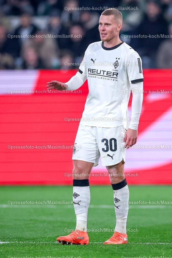 BMG13122502092 | 13.12.2025, Fußball, Borussia Mönchengladbach - VfL Wolfsburg, 1. Fußball Bundesliga, 14.Spieltag, Borussia-Park, Saison 2025 2026: Nico Elvedi&nbsp;(Borussia Mönchengladbach #30)  DFB regulations prohibit any use of photographs as image sequences and or quasi-video.