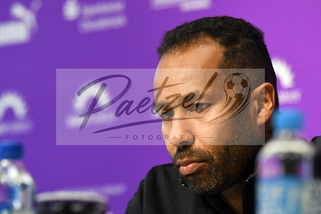 20200206_PKOSNA_0012 | Fußball, Herren: Trainer Daniel Thioune (VfL Osnabrueck) schaut waehrend der Pressekonferenz des VfL Osnabrueck im Stadion an der Bremer Bruecke am 06.02.2020 in Osnabrueck, Deutschland. - Realisiert mit Pictrs.com
