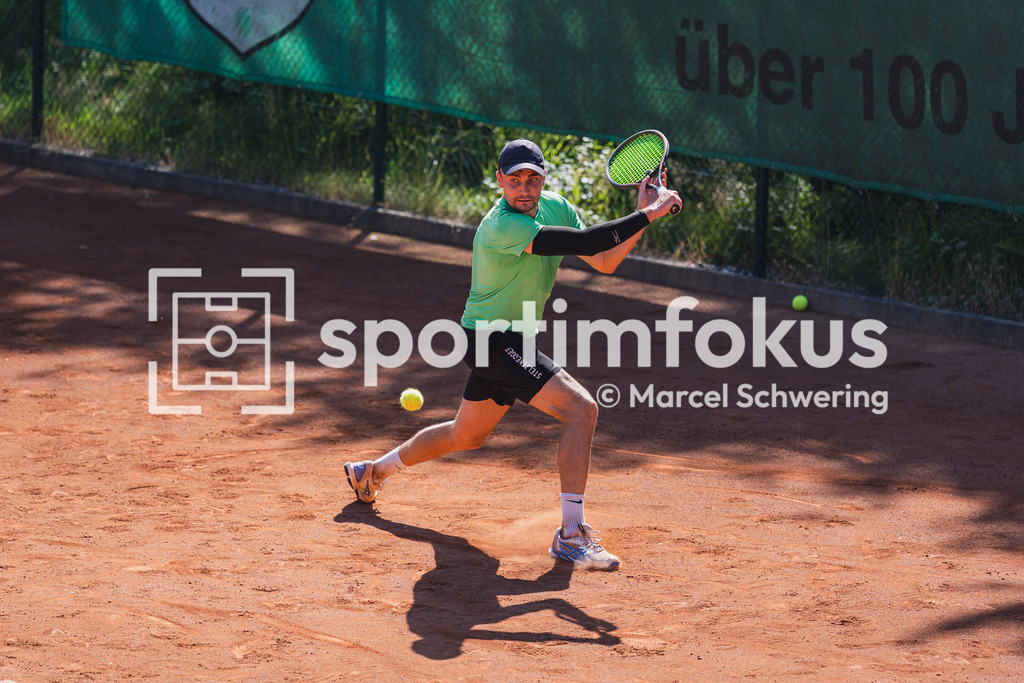Wuppertaler Tennis-Stadtmeisterschaften | Jan Henri Augustat (Bayer Wuppertal) in Aktion. Herren-Finale der Wuppertaler Tennis-Stadtmeisterschaften, Wuppertal, 09.08.2026. - Realisiert mit Pictrs.com