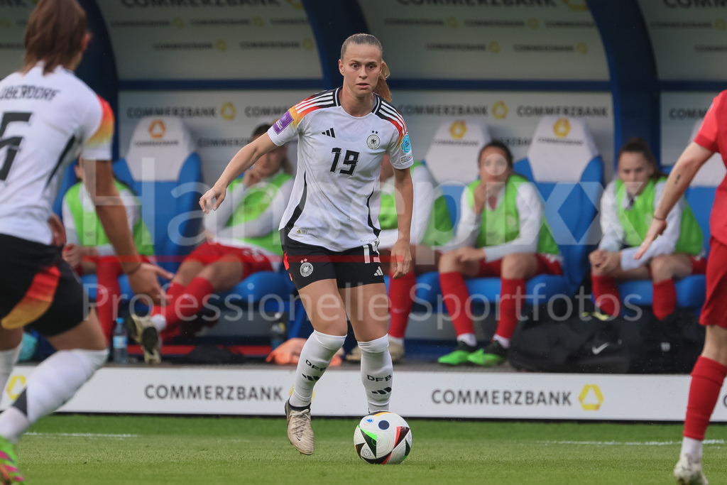 Fussball, EM-Qualifikation Frauen, Deutschland - Polen | v.li.: Klara Bühl (Deutschland, DFB, 19) am Ball, Einzelbild, Ganzkörper, Aktion, Action, Spielszene