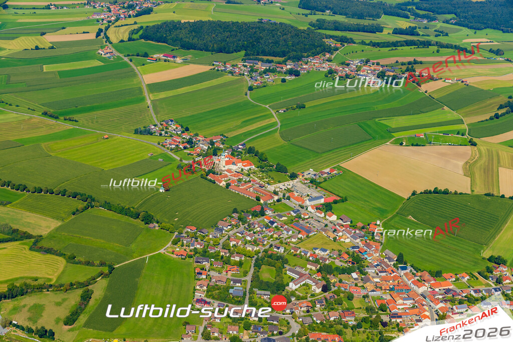 Luftaufnahme von Neukirchen beim Heiligen Blut - Die Luftaufnahme wurde 2025 vom UL-Flugzeug heraus erstellt ( keine Drohne ) - Hochauflösende Luftaufnahme - für professionelle Ausdrucke geeignet. Die Geschenkidee !Mit Lizenz und Bildrechte bestellbar