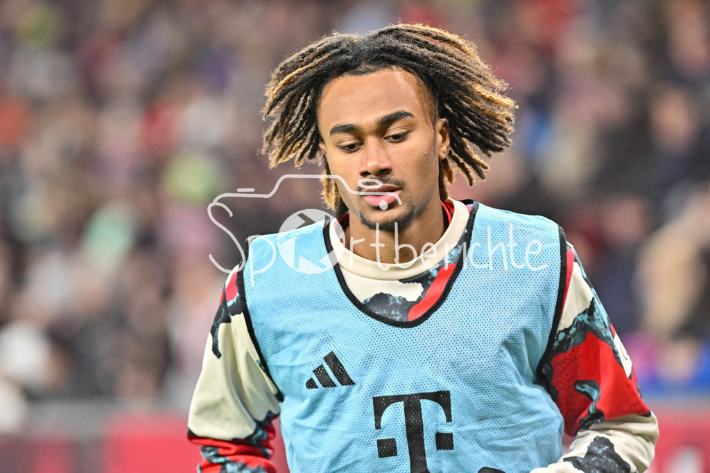 RB Salzburg - FC Bayern München | im Bild Jonah KUSI-ASARE (FC Bayern Muenchen 41) kurz vor seiner Einwechslung / Freisteller / Einzelfoto / Testspiel: RB Salzburg - FC Bayern Muenchen, Red Bull Arena am 06.01.2025