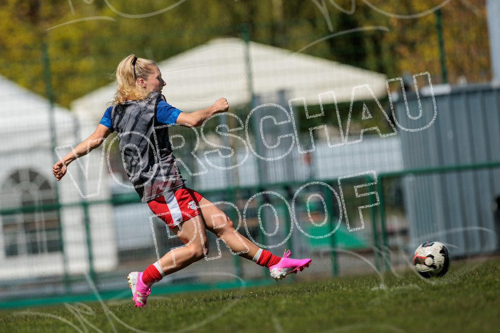 Gipfeltreffen der Frauen: Finale um den Sachsenlotto Landespokal 2026 | Am 1. Mai 2026 trafen im Endspiel des Sachsenlotto Landespokals die Frauen des Chemnitzer FC und die zweite Mannschaft von RasenBallsport Leipzig aufeinander. Vor stimmungsvoller Kulisse kämpften beide Teams ab 15:00 Uhr um die begehrte Trophäe des sächsischen Fußballs. Diese Galerie zeigt die Highlights, packende Zweikämpfe und die emotionalsten Momente des Finaltags. - Realisiert mit Pictrs.com