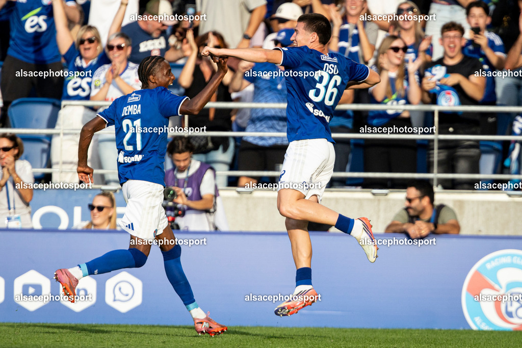 9L6A7888 | Joie des joueurs de l'equipe de Racing Strasbourg apres le but  (PP) de Sadibou Sane - Realisiert mit Pictrs.com
