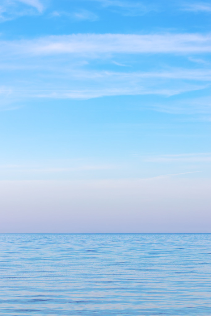 Wandbild: Vertikale Stille am Horizont | Reduziert auf das Wesentliche. Dieses Wandbild im Hochformat fängt die unendliche Ruhe der Ostsee ein, wo das sanfte Blau des Wassers fast unmerklich in das zarte Azur des Himmels übergeht. Ein Werk für Liebhaber des Minimalismus, das den Raum optisch streckt und eine Atmosphäre von tiefer Gelassenheit schafft. Holen Sie sich die pure Weite und die friedliche Stille des Meeres direkt an Ihre Wand. - Realisiert mit Pictrs.com