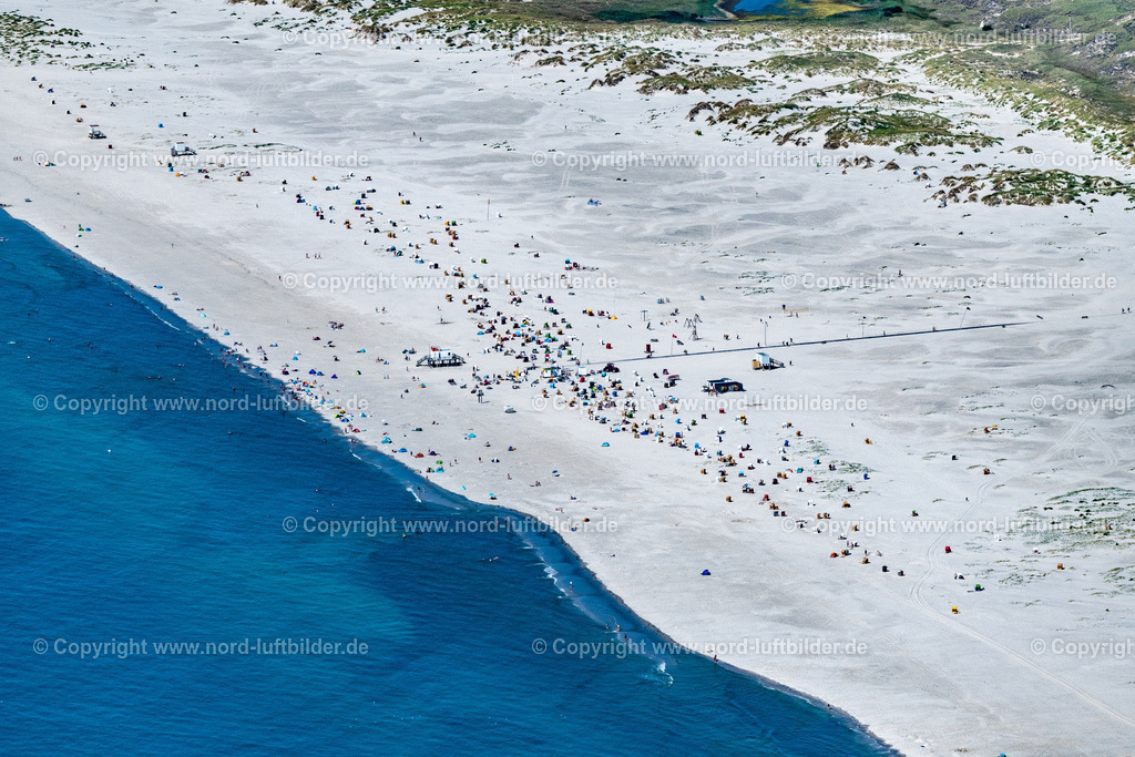 Amrum_Süddorf_Strand_ELS_8578130822 | NEBEL 13.08.2022 Sandstrand- Landschaft und Dünen- Schutzwall entlang des Küsten- Verlaufes in Nebel auf der Insel Amrum im Bundesland Schleswig-Holstein, Deutschland. Weiterführende Informationen bei: AmrumTouristik AöR. // Sandy beach landscape and dune protective wall along the coast in Nebel on the island of Amrum in the state Schleswig-Holstein, Germany. Further information at: AmrumTouristik AoeR. Foto: Martin Elsen