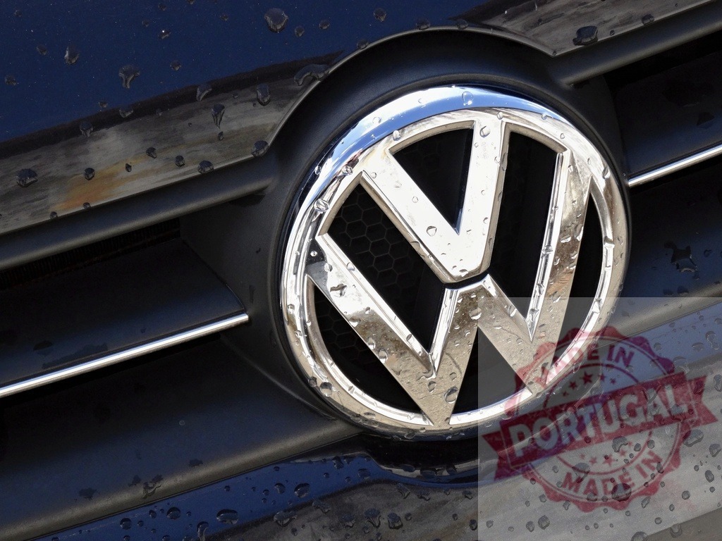 Volkswagen car brand emblem with rain water drops | Volkswagen logo on a car grille wet with rain drops, showing automotive detail - Realisiert mit Pictrs.com