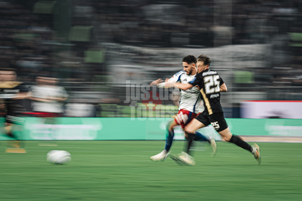 Fußball | Männer | Saison 2024/2025 | 2. Fußball-Bundesliga | 27. Spieltag | Hamburger SV vs. SV 07 Elversberg | 28.03.2025 | v.l. Ludovit Reis (#14, HSV) gegen Lukas Petkov (#25, SV 07 Elversberg) langzeitbelichtung