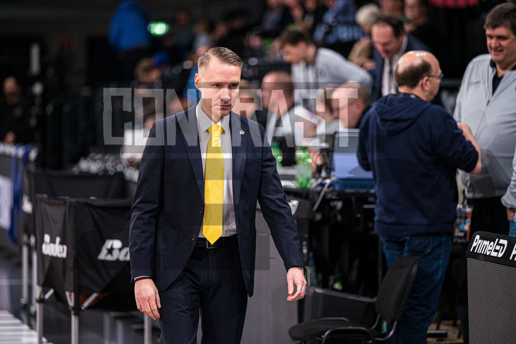 Basketball I Herren I Bundesliga I Saison 2025/2026 I 8. Spieltag I Veolia Towers Hamburg - MHP Riesen Ludwigsburg | Einzelfoto, Freisteller, Einzelbild, Cut-out, isoliertes Motiv, Sportaufnahme, Nahaufnahme, freigestellt, freigestellte Aufnahme, Aufnahme, Einzeln:  Mikko Riipinen (Trainer, MHP Riesen Ludwigsburg) - Realisiert mit Pictrs.com