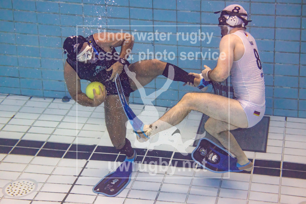 GER, DUC Krefeld (Deutschland) vs. Orcas (Kolumbien),Herren, Unterwasser-Rugby, Champions Cup 2024, Finale, 24.11.2024 | Der entscheidende Strafwurf im Shootout nach dem 0:0 Unentschieden im Finale: Der kolumbianische Torwart Sebastián Ochoa (#32, Orcas, Kolumbien) pariert den Wurf des deutschen Angreifers Yannick Graf (#08, DUC Krefeld, Deutschland) und sichert seinem Team den Sieg des Champion Cups. - Realisiert mit Pictrs.com