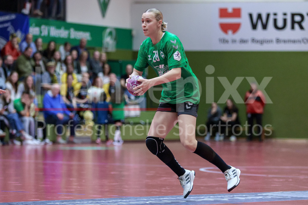 Handball, 2. Bundesliga Frauen, SV Werder Bremen - HC Rödertal | Leni Ruwe (SV Werder Bremen, 28) Freisteller am Ball, Einzelfoto, Spielszene, Aktion, Action