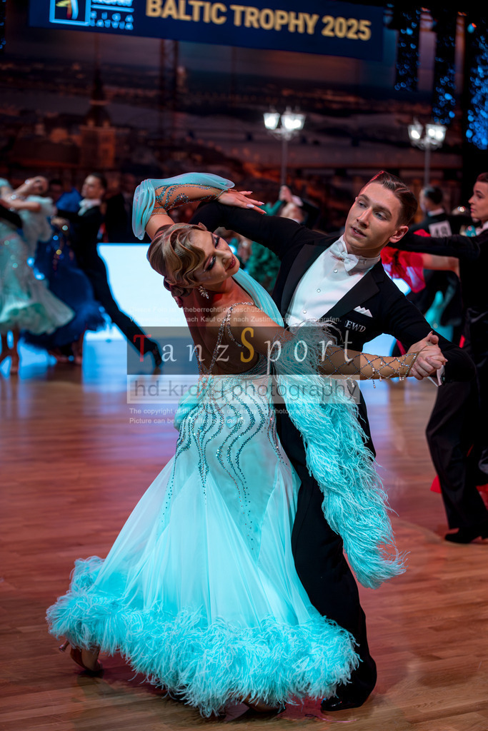 20251214_Baltic-Trophy_2528-2 | Tanzsportbilder, Standardtanz, Lateintanz, WDSF, DTV, LTVB, dancecomp, goc, hessen tanzt, blaues band der spree, walzer, tango, wiener walzer, slowfox, quickstepp, samba, rumba, cha-cha-cha, paso doble. jive, hd-kroft photography, turniertanzsport