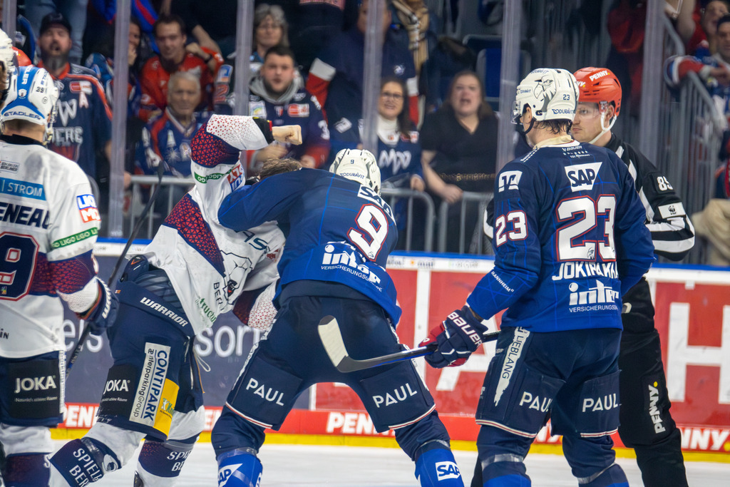 20.03.2024, DEL, Deutsche Eishockey Liga Saison 2023/24, 2. Playoff-Runde (Viertelfinale): Adler Mannheim gegen Eisbären Berlin (2:4). Fautkampf zwischen Lean Bergmann (10, Eisbären Berlin) und Leon Gawanke (9, Adler Mannheim) | 20.03.2024, DEL, Deutsche Eishockey Liga Saison 2023/24, 2. Playoff-Runde (Viertelfinale): Adler Mannheim gegen Eisbären Berlin (2:4). Fautkampf zwischen Lean Bergmann (10, Eisbären Berlin) und Leon Gawanke (9, Adler Mannheim) - Realisiert mit Pictrs.com