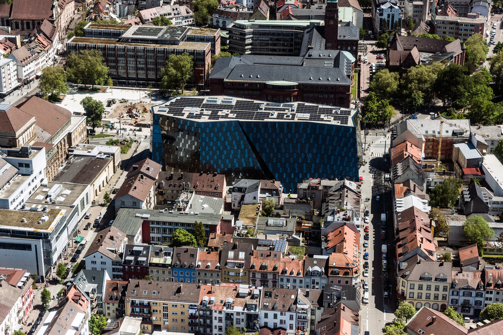 dr__0012087.jpg | FREIBURG IM BREISGAU 10.05.2017 Campus- Universitäts- Bereich Universitätsbibliothek  in Freiburg im Breisgau im Bundesland Baden-Württemberg, Deutschland. // Campus University- area Universitaetsbibliothek  in Freiburg im Breisgau in the state Baden-Wuerttemberg, Germany. Foto: Daniel Reiter