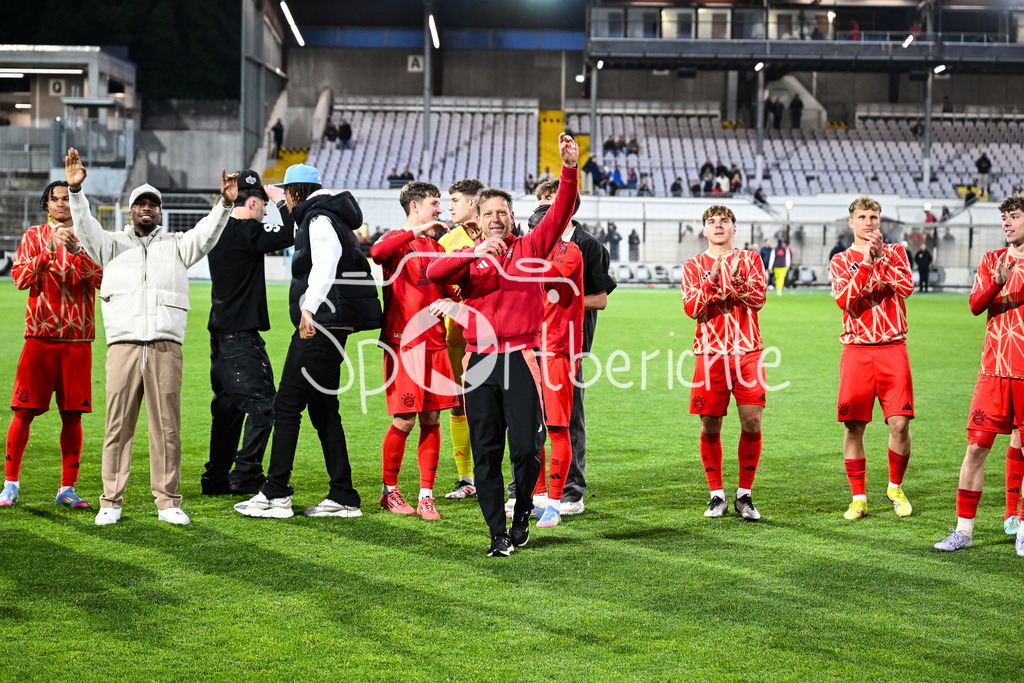 FC Bayern Amateure - Türkgücü München | Die Spieler der Bayern Amateure feiern zusammen mit den Fans nach dem letzten Heimspiel der Saison / Regionalliga Bayern: FC Bayern Muenchen II - Tuerkguecue Muenchen, Gruenwalder Stadion am 09.05.2025 / Holger SEITZ Cheftrainer FC Bayern München II