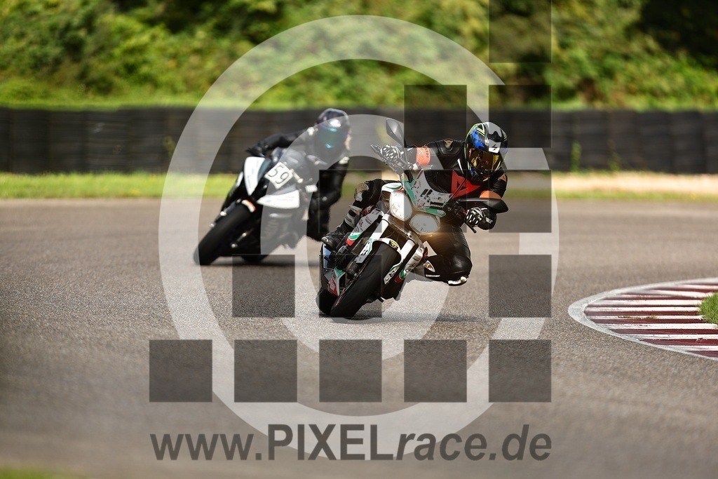 inst-20250927_01016 | Schöne Erinnerungen an spannende Momente - das festzuhalten ist unser Job. PIXELrace.de ist seit 2003 auf den Rennstrecken Europas unterwegs um die Action draußen beim Fahren und die wunderbare Stimmung imm Fahrerlager für euch einzufangen.