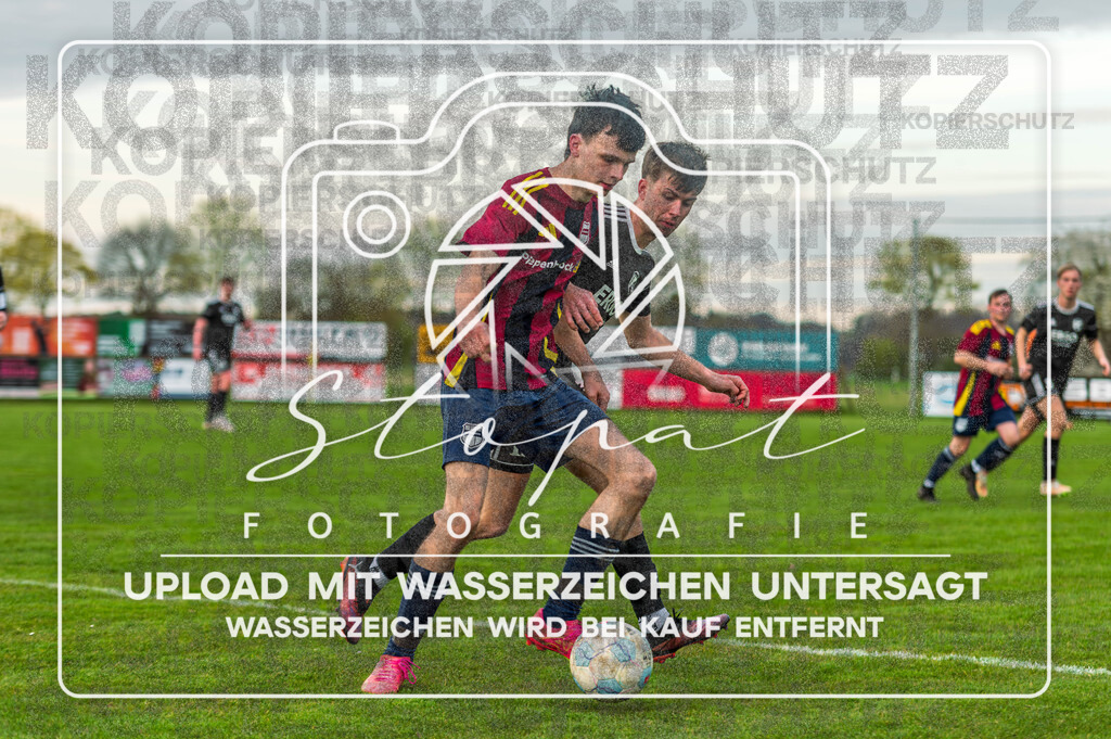 FGFSSGN-1031 | Leon Schneider (SG Nordheide 3 #02) und Leon Oetjen (FG Fulde-Stellichte 2 #12) beim Herren 3. Kreisklasse HK Spiel zwischen FG Fulde-Stellichte II und SG Nordheide III im Fulder Zentralstadion, Fulde (Simon Paul Stopat) - Realisiert mit Pictrs.com