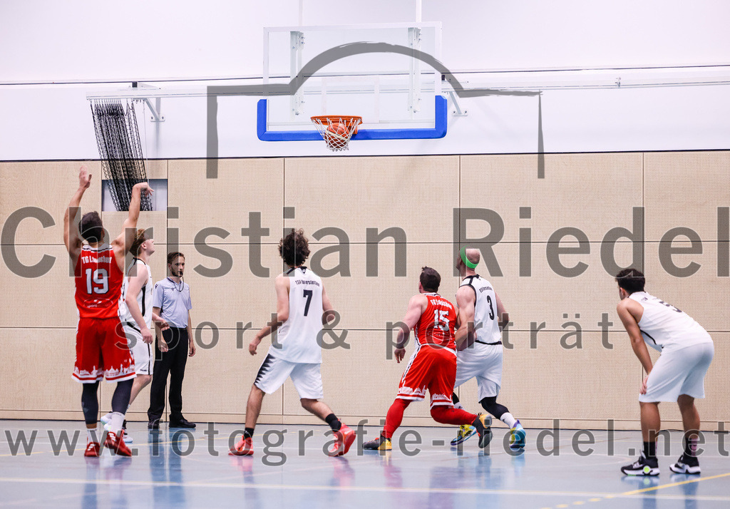 2022-12-03_115_TSV_Vaterstetten_gegen_TG_Landshut | Vaterstetten, Deutschland, 03.12.2022:
Basketball, Bayernliga Herren Südost 2022 / 2023, 7. Spieltag, TSV Vaterstetten gegen TG Landshut, Endergebnis: 71:78

 (TG Landshut, #19), Alain Gales (TSV Vaterstetten, #12), Luca Maurice Kohll (TSV Vaterstetten, #7), Florian Meingast&nbsp;(TG Landshut, #15), F. Sutur (TSV Vaterstetten, #3), Jonathan Andre (TSV Vaterstetten, #5)

Foto: Christian Riedel / fotografie-riedel.net