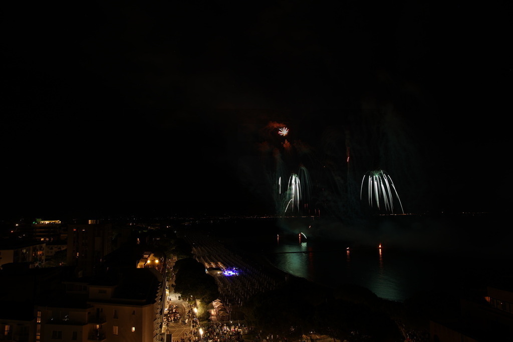 Ferragosto Fireworks in Grado, Italy | GRADO, ITALY, 15.AUG.26 - FIREWORKS - Ferragosto fireworks over the Adriatic Sea in Grado, Italy. Colorful fireworks light up the night sky above the beach, coastline and waterfront during the traditional summer celebration. - Realisiert mit Pictrs.com