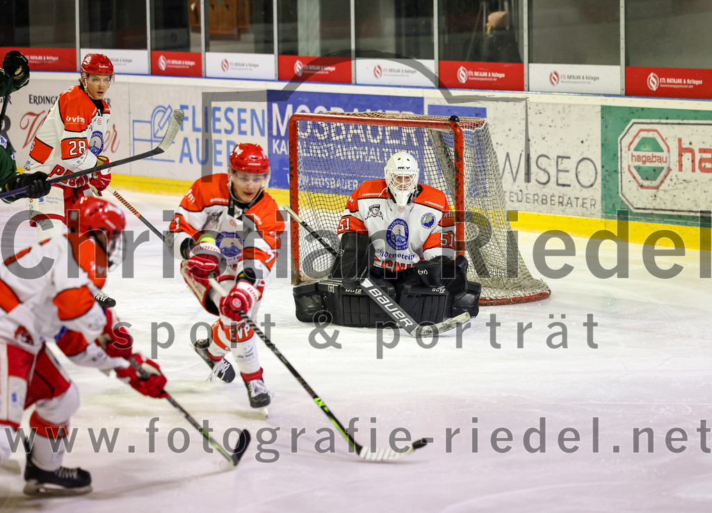 2022-12-02_006_TSV_Erding_gegen_EV_Pegnitz | Erding, Deutschland, 02.12.2022:
Eishockey, Bayernliga 2022 / 2023, 17. Spieltag, TSV Erding gegen EV Pegnitz, Endergebnis: 9:3

Ondrej Holomek (EV Pegnitz, #28), Daniel Sonnenberg (EV Pegnitz, #71), Torwart Filip Rieger (EV Pegnitz, #51)

Foto: Christian Riedel / fotografie-riedel.net