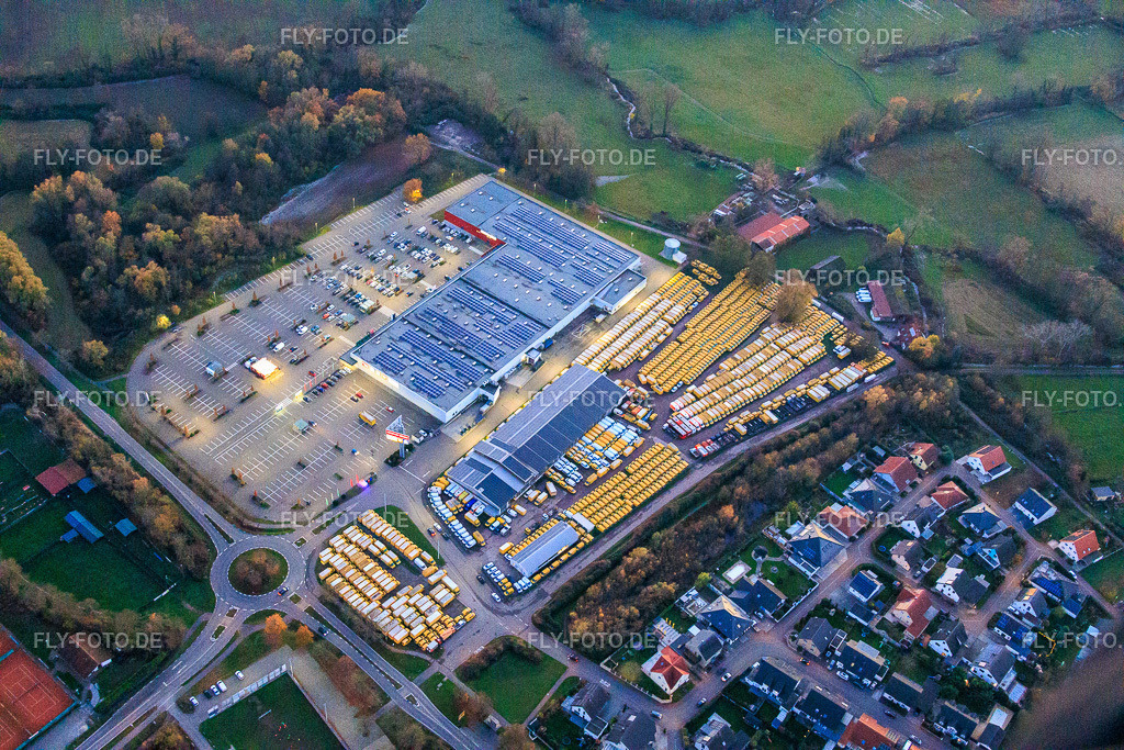 Südpfalz Center am Abend | Luftbild: Südpfalz Center am Abend in Rohrbach im Bundesland Rheinland-Pfalz in Deutschland. Foto: IMG_151748.jpg vom 18.11.2025 durch Werner Riehm/FLY-FOTO.de - Realisiert mit Pictrs.com