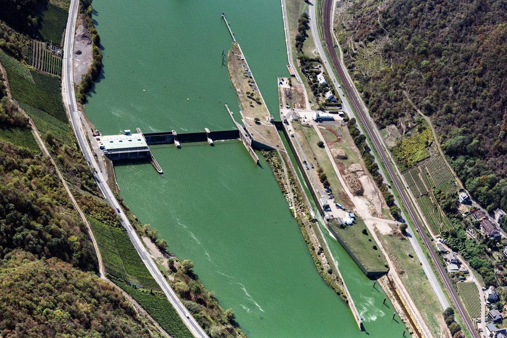 dr__0055949.jpg | LEHMEN 17.09.2020 Sperrwerk- Schleusenanlagen der Mosel in Lehmen im Bundesland Rheinland-Pfalz, Deutschland. Weiterführende Informationen bei: Wasser und Schifffahrtsverwaltung des Bundes (WSV). // Lockage of the of the river Mosel in Lehmen in the state Rhineland-Palatinate, Germany. Further information at: Wasser und Schifffahrtsverwaltung des Bundes (WSV). Foto: Daniel Reiter