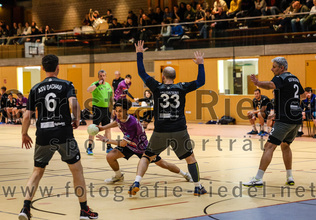 2024-03-23_045_SpVgg_Altenerding_II_gegen_ASV_Dachau_III | Erding, Deutschland, 23.03.2024:
Handball, Bezirksklasse Männer Staffel Süd West 2023 / 2024, 14. Spieltag, SpVgg Altenerding II gegen ASV Dachau III, Endergebnis: 24:32

Peter Strauch (ASV Dachau, #6), Luis Leitner (SpVgg Altenerding, #26), Stefan Gyüge (ASV Dachau, #33), Marcin Szulc (ASV Dachau, #2)

Foto: Christian Riedel / fotografie-riedel.net