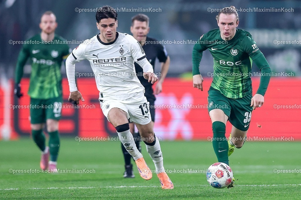 BMG13122501053 | 13.12.2025, Fußball, Borussia Mönchengladbach - VfL Wolfsburg, 1. Fußball Bundesliga, 14.Spieltag, Borussia-Park, Saison 2025 2026: Giovanni Reyna&nbsp;(Borussia Mönchengladbach #13) im Zweikampf gegen  Patrick Wimmer&nbsp;(VfL Wolfsburg #39)  DFB regulations prohibit any use of photographs as image sequences and or quasi-video.
