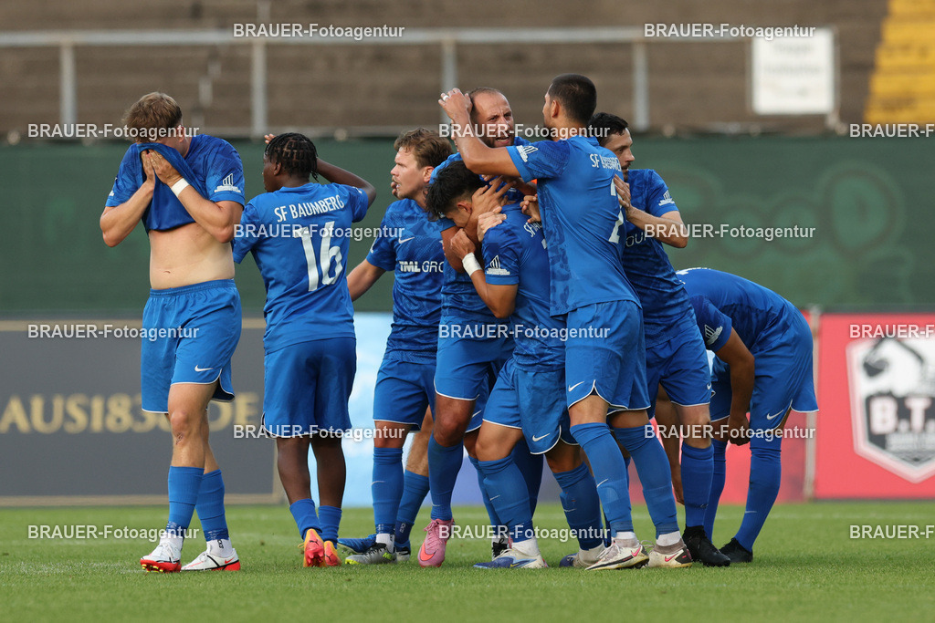 SB_KFCBAU_20250815_4115.JPG -  - KFC Uerdingen - SF Baumberg - Oberliga Niederrhein | Krefeld, Deutschland, 15.08.25: Shoyo Akaogi (SF Baumberg) Torjubel, jubelt mit seiner Mannschaft nach dem Treffer zum 0:1 während des Oberliga Niederrhein Spiels zwischen KFC Uerdingen - SF Baumberg in der Grotenburg Stadion am 15. August 2025 in Krefeld, Deutschland. (Foto von Stefan Brauer/Brauer-Fotoagentur)