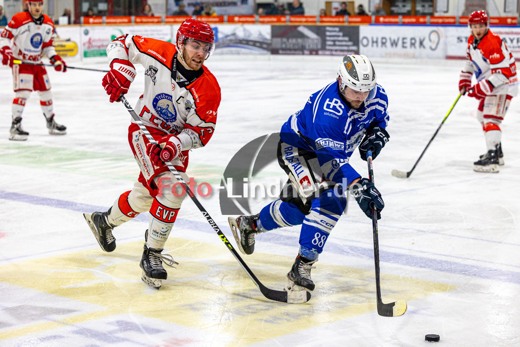 Achtelfinale Spiel 1 SC Forst vs EV Pegnitz ICE DOGS | Eishockey Landesliga Playoffs 2023/2024, Achtelfinale Spiel 1 SC Forst vs EV Pegnitz ICE DOGS, 20240218,
Duell zwischen Tobias ESTERMAIER (Nature Boyz 88) und Stefan HAGER (ICE DOGS 17),
2024-02-18 in Peißenberg (Eisstadion)
88 Tobias ESTERMAIER (Nature Boyz 88), 17 Stefan HAGER (ICE DOGS 17)
Copyright: WolfgangxLindner foto-lindner.de