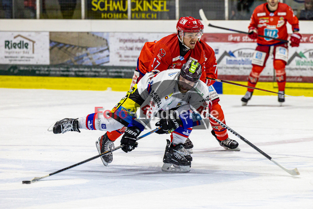 EC Peiting vs Deggendorfer SC | Eishockey Oberliga Süd 2023/2024, EC Peiting vs Deggendorfer SC, 20231230,
Duell zwischen Carter POPOFF (DSC 42) und Samuel PAYEUR (ECP 17),
2023-12-30 in Peiting (Eisstadion)
42 Carter POPOFF (DSC 42), 17 Samuel PAYEUR (ECP 17)
Copyright: WolfgangxLindner foto-lindner.de
