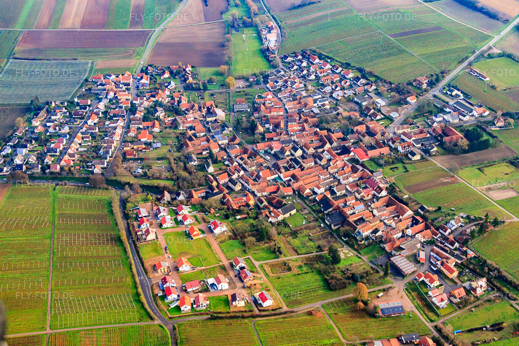 Luftbild: Winzerdorf zwischen kahlen Weinbergen aus Westen in Impflingen im Bundesland Rheinland-Pfalz in Deutschland. Foto: IMG_61316.jpg vom 30.11.2013 durch Werner Riehm/FLY-FOTO.de