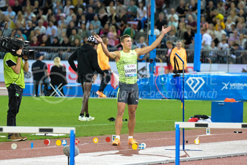 Leichtathletik: Weltklasse Zürich | 08.09.2022, Zürich, Letzigrund, Leichtathletik: Weltklasse Zürich, EHAMMER Simon (SUI) heizt im Weitsprung der Männer das Publikum an. - Realisiert mit Pictrs.com