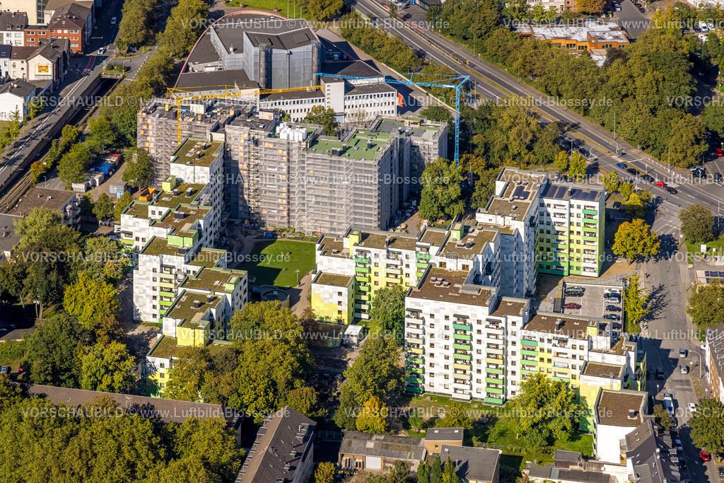 Duisburg241004401 | Luftbild, Theater am Marientor, Hochhaus Wohngebiet Heerstraße mit Baustelle und Renovierung, verhüllte Hausfassaden, Dellviertel, Duisburg, Ruhrgebiet, Nordrhein-Westfalen, Deutschland
