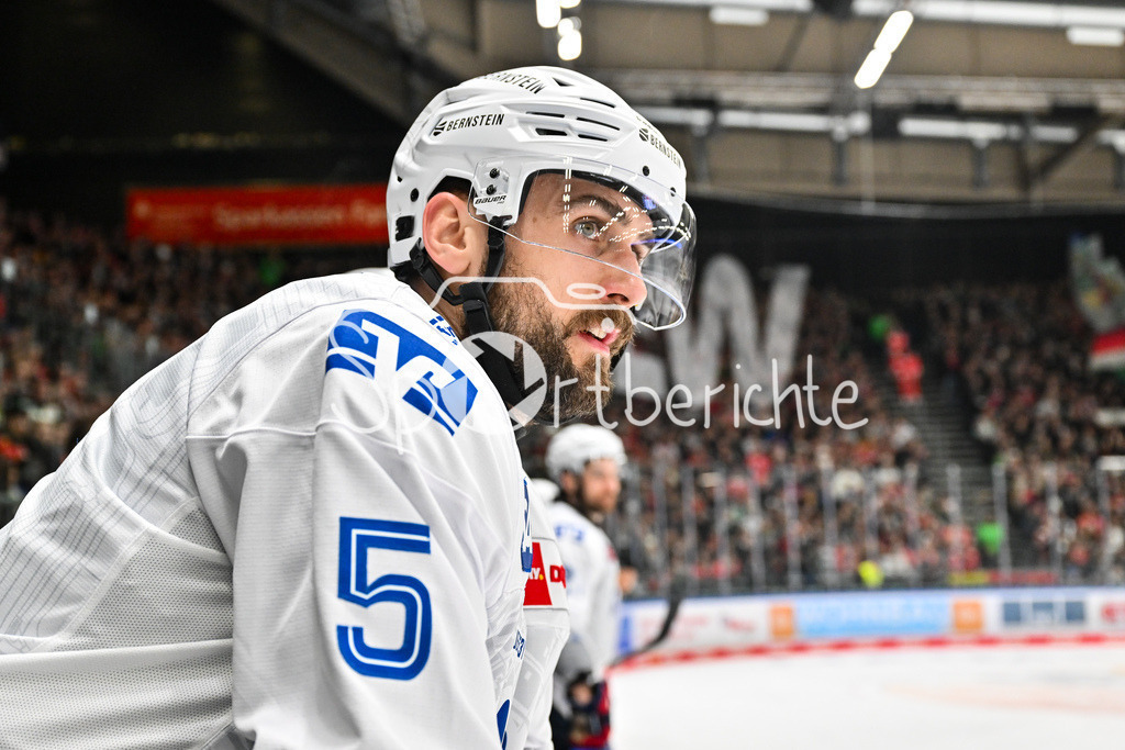 Augsburger Panther - Adler Mannheim | AUGSBURG, GERMANY - 28. DECEMBER: im Bild Tobias FOHALER (Adler Mannheim 5) / Einzelfoto / Freisteller während dem Match zwischen den Augsburger Panthern und den Adler Mannehim am 33. Spieltag der Penny DEL im Curt Frenzel Stadion