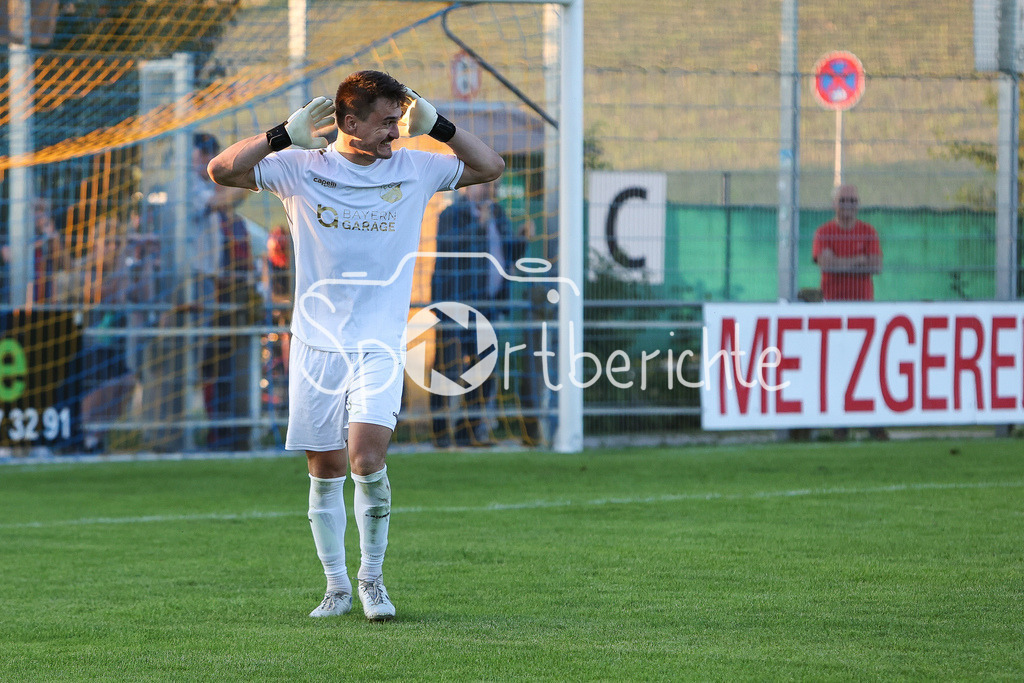 FC Pipinsried - SV Wacker Burghausen | Grenzeloser Jubel in Pipinsried nach dem Sieg im Elfmeterschiessen gegen den SV Wacker Burghausen / Daniel WITETSCHEK (FCP #1)