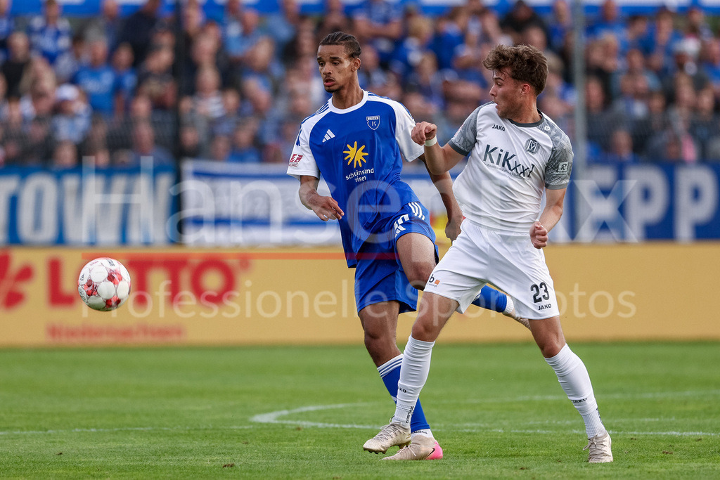 Fussball, Regionalliga Nord, BSV Kickers Emden - SV Meppen | v.li.: Emeke Oduah (BSV Kickers Emden, 30) und Niclas Wessels (SV Meppen, 23) im Zweikampf, Duell, Dynamik, Aktion, Action, Spielszene