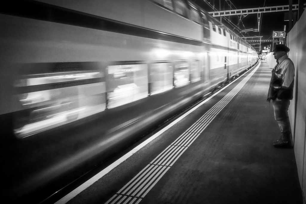 Durchfahrt Schnellzug auf dem alten Gleis 2 | Schöne Fotografien aus der Stadt und der Natur zum bestellen oder selber hochladen. Druck auf Foto, Postkarte, Kalender, FineArt Hahnemühle, Alu-Dibond , Akustikbilder zur Absorption von Schall und Lärm etc. - Realisiert mit Pictrs.com