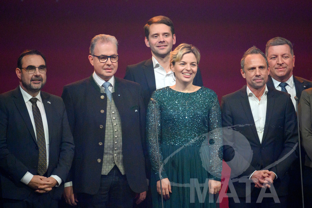 _DWA1699 | Ilse Aigner (CSU, Landtagspräsidentin), Klaus Holetscheck (CSU, MdL) Florian Streibl (Frei Wähler, MdL), Thomas von Sarnowski (Bündnis 90/Die Grünen, MdL), Katharina Schulze ( Bündnis 90/Die Grünen, MdL), Thorsten Glauber (Frei Wähler, Staatsminister für Umwelt und Verbraucherschutz), Christian Bernreiter (CSU, Staatsminister für Wohnen, Bau und Verkehr) bei '30 Jahre Sternstunden-Gala 2023' in der Frankenhalle. Nürnberg, 15.12.2023 - Realisiert mit Pictrs.com