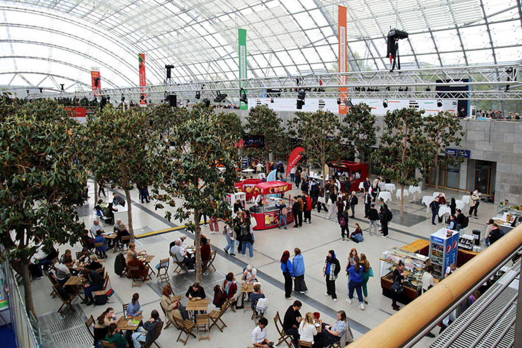 Foto: Leipzig - Leipziger Messe | Das Team hinter BILDLEXIKON LEIPZIG bündelt historische wie aktuelle Informationen über die Stadt Leipzig in Text und Bild auf einer Plattform und stellt diese der interessierten Öffentlichkeit zur Verfügung.